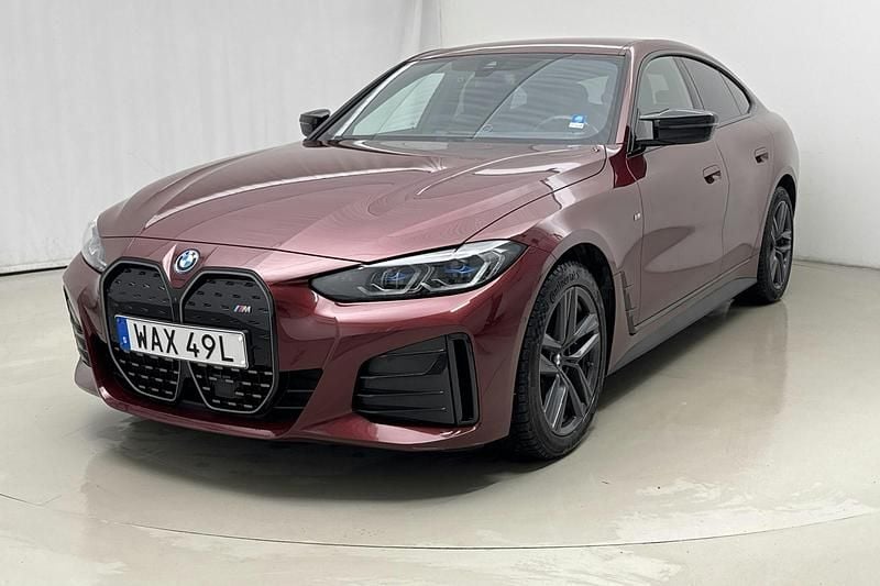 Röd Begagnad 2024 BMW i4 Sedan | 489 000 kr (Marknadspris) - Bild 1/4