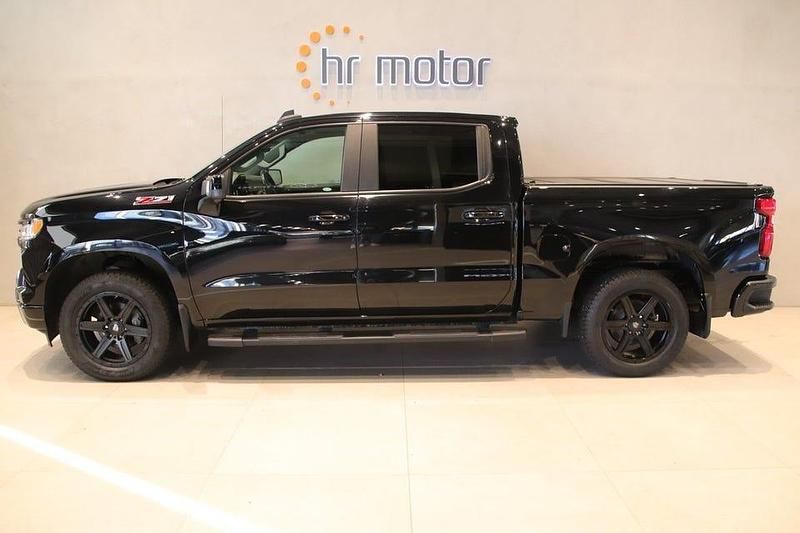 Svart Begagnad 2022 Chevrolet Silverado Pickup | 849 000 kr - Bild 1/4