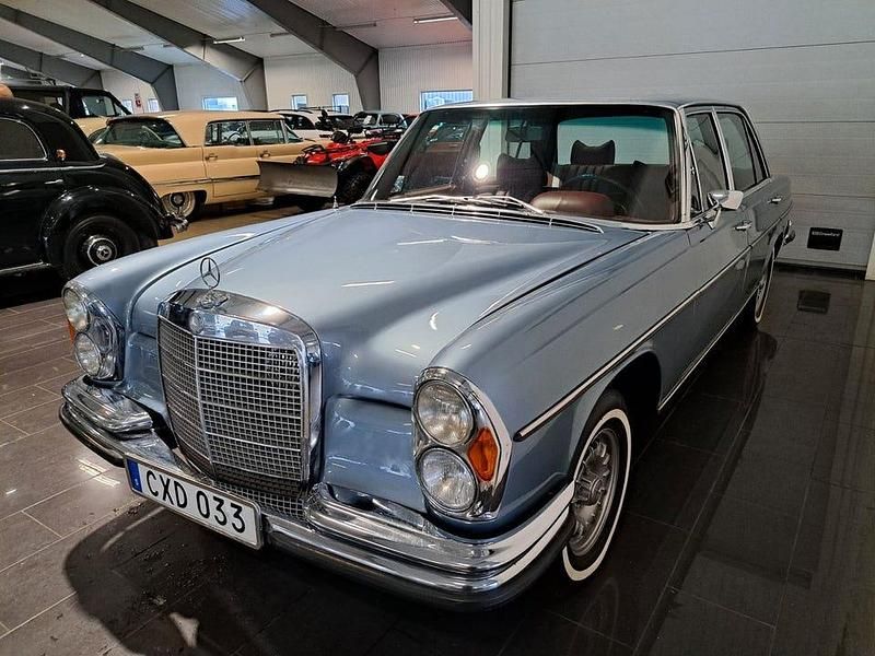 Begagnad Mercedes W108 200 HK (147 kW) 1972 Mörkblå Sedan