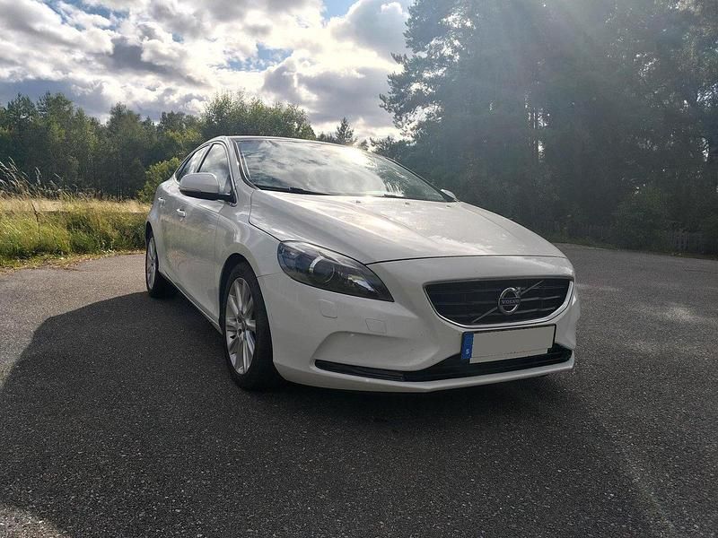 Vit Begagnad 2013 Volvo V40 Summum Kombi | 123 500 kr (Marknadspris) - Bild 1/4