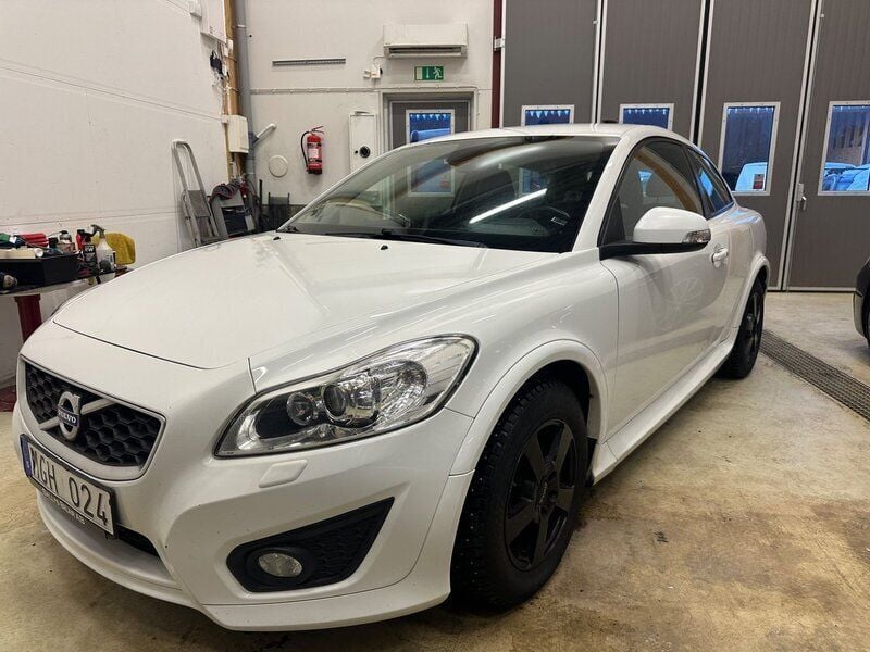 Vit Begagnad 2012 Volvo C30 R-Design Halvkombi | 79 000 kr (Lite dyr) - Bild 1/4