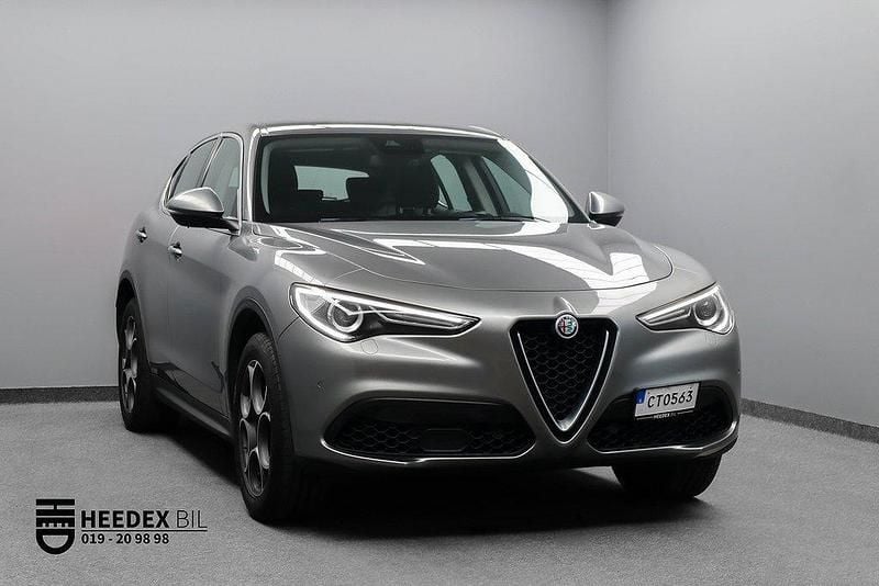Grå Begagnad 2017 Alfa Romeo Stelvio Super SUV | 239 800 kr (Marknadspris) - Bild 1/4