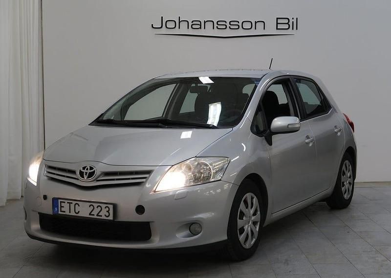 Silver Begagnad 2010 Toyota Auris Plus Halvkombi | 69 900 kr (Lite dyr) - Bild 1/4