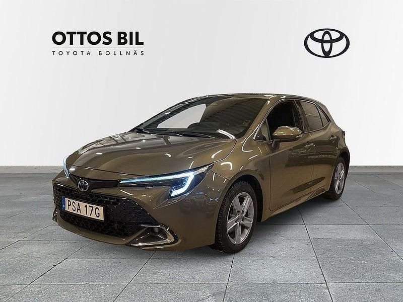 Grön Begagnad 2023 Toyota Corolla Hybrid Style Halvkombi | 299 000 kr (Marknadspris) - Bild 1/4