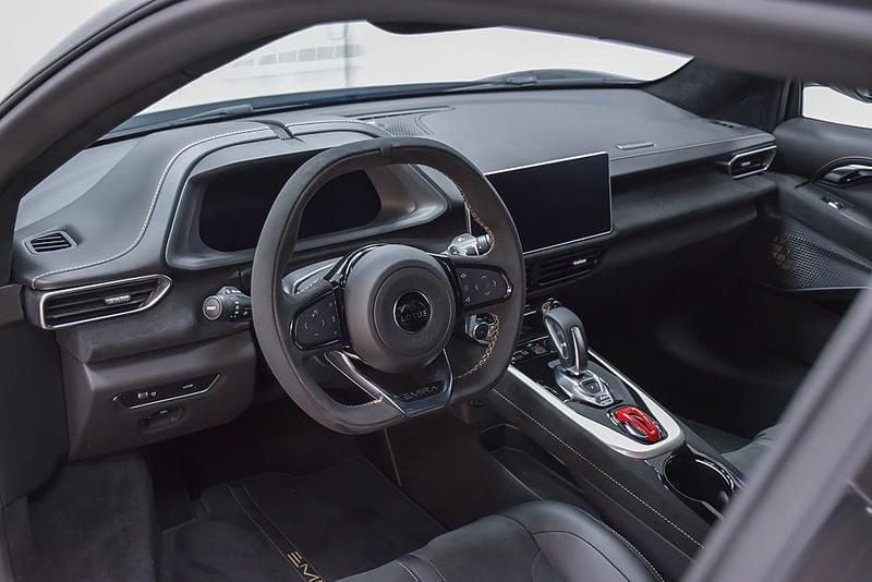 Ny Lotus Emira 407 HK (299 kW) 2025 Svart (cosmos black) Sportkupé