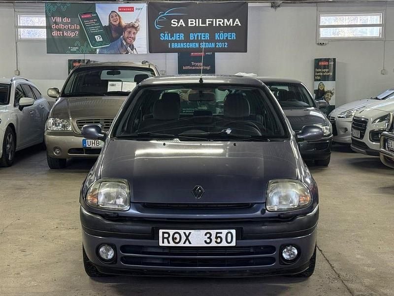 Begagnad Renault Clio II 75 HK (55 kW) 2000 Blå Halvkombi