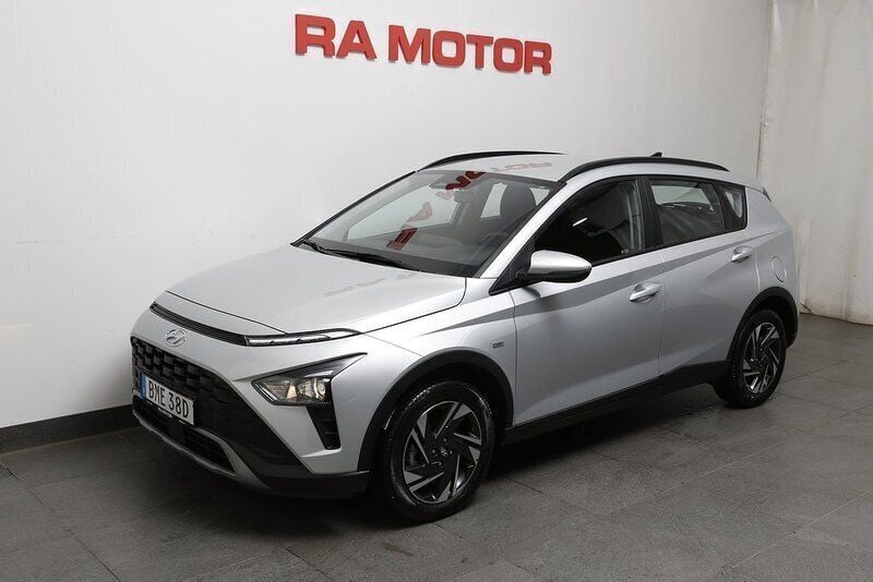 Grå Begagnad 2022 Hyundai Bayon Essential SUV | 189 800 kr (Marknadspris) - Bild 1/3