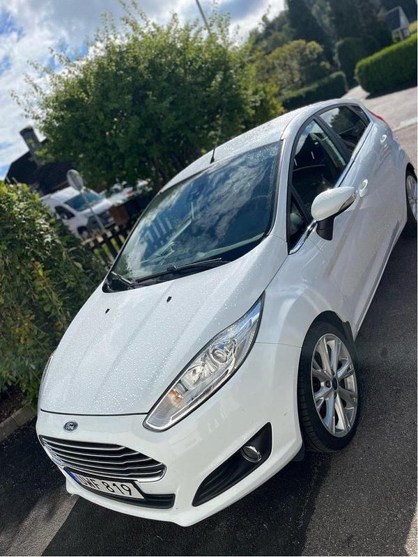 Vit Begagnad 2015 Ford Fiesta Titanium Halvkombi | 59 000 kr (Superpris) - Bild 1/4