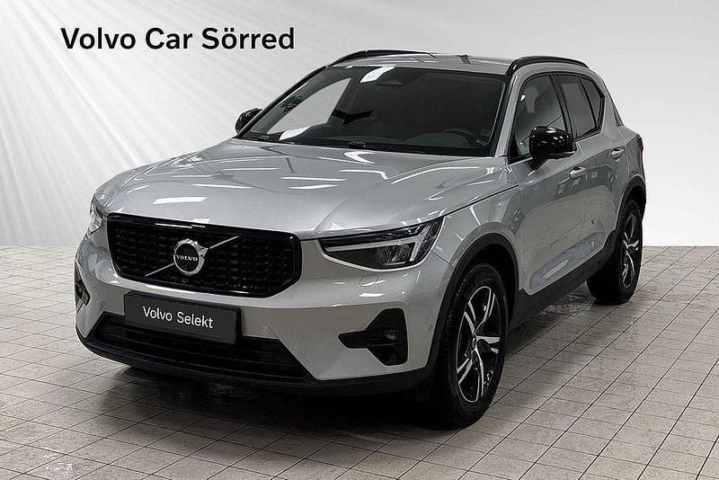 Silver Begagnad 2024 Volvo XC40 Plus SUV | 399 900 kr (Marknadspris) - Bild 1/3