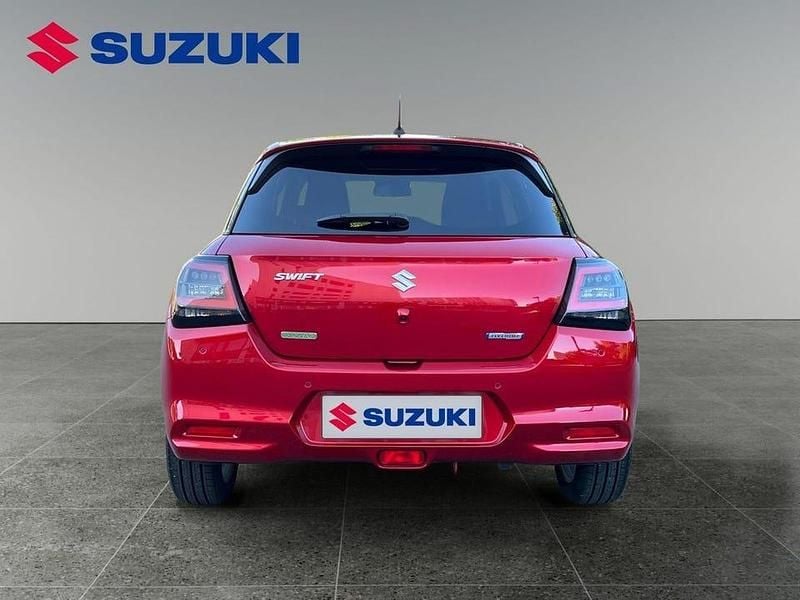 Begagnad Suzuki Swift 83 HK (61 kW) 2024 Röd Halvkombi