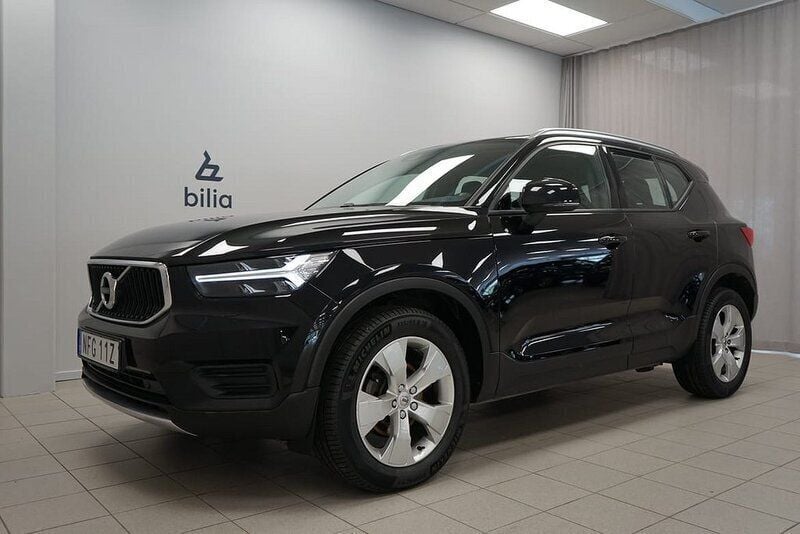 Svart Begagnad 2022 Volvo XC40 Momentum SUV | 289 900 kr (Marknadspris) - Bild 1/3