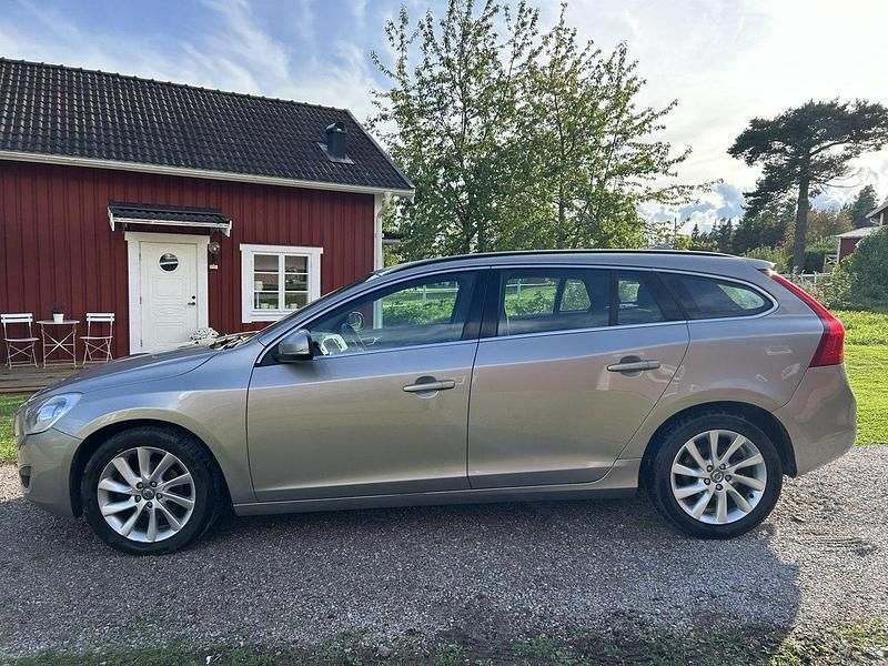Brun Begagnad 2011 Volvo V60 Momentum Kombi | 89 000 kr (Marknadspris) - Bild 1/4