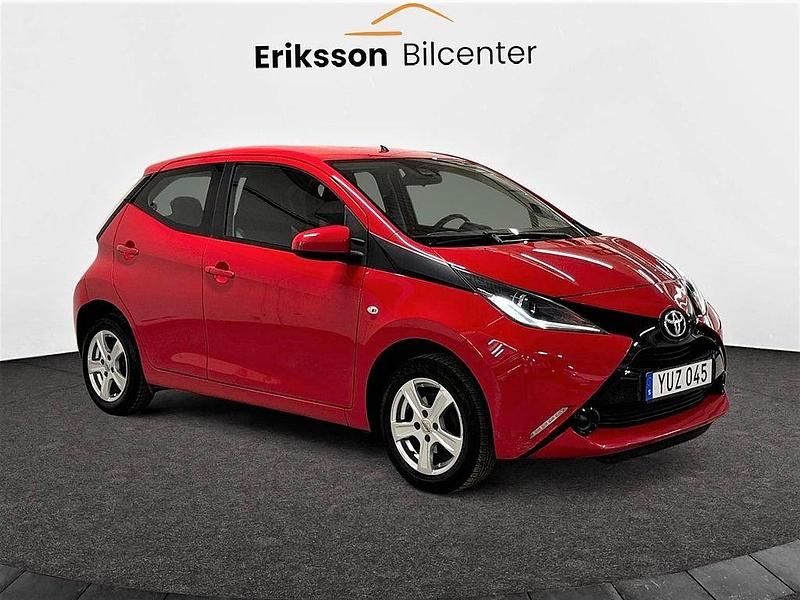 Begagnad Toyota Aygo X-play 69 HK (50 kW) 2017 Röd Halvkombi
