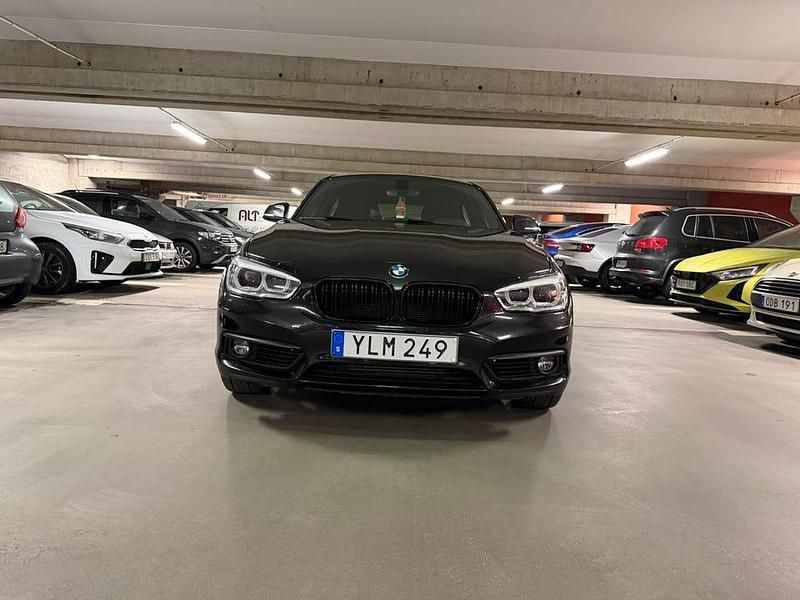 Begagnad 2017 BMW 118 Halvkombi | 155 000 kr (Marknadspris) - Bild 1/4