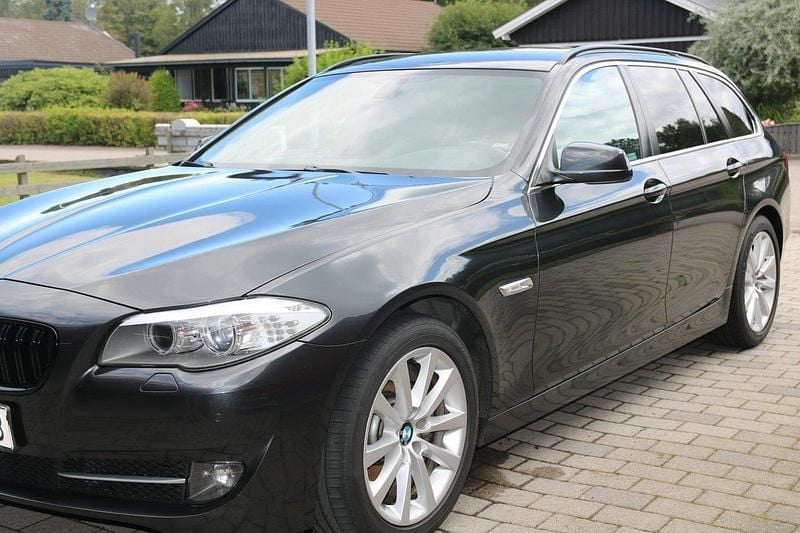 Grå Begagnad 2012 BMW 523 Kombi | 105 000 kr (Superpris) - Bild 1/4