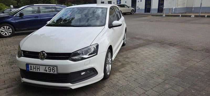 Vit Begagnad 2014 VW Polo Halvkombi | 90 000 kr (Marknadspris) - Bild 1/4