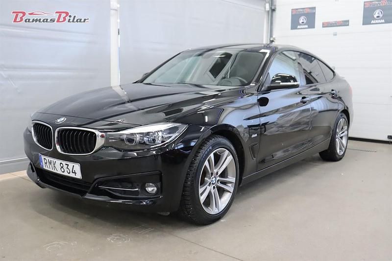 Svart Begagnad 2018 BMW 320 Gran Turismo Sport Line Halvkombi | 179 900 kr (Marknadspris) - Bild 1/4