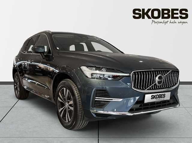 Mörkblå (blå) Ny 2025 Volvo XC60 Core SUV | 573 800 kr (Superpris) - Bild 1/3