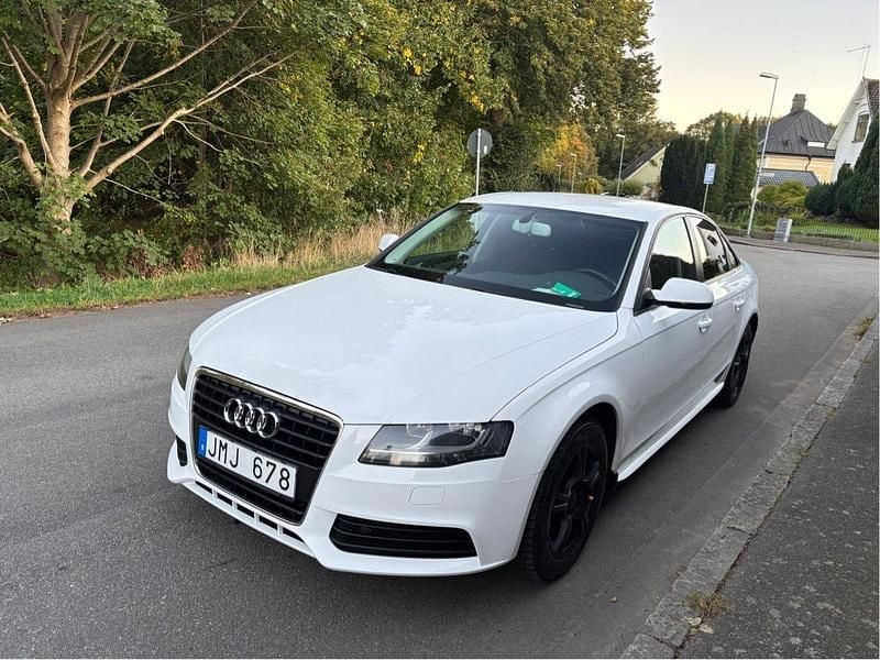 Vit Begagnad 2011 Audi A4 Sedan | 82 000 kr (Marknadspris) - Bild 1/4