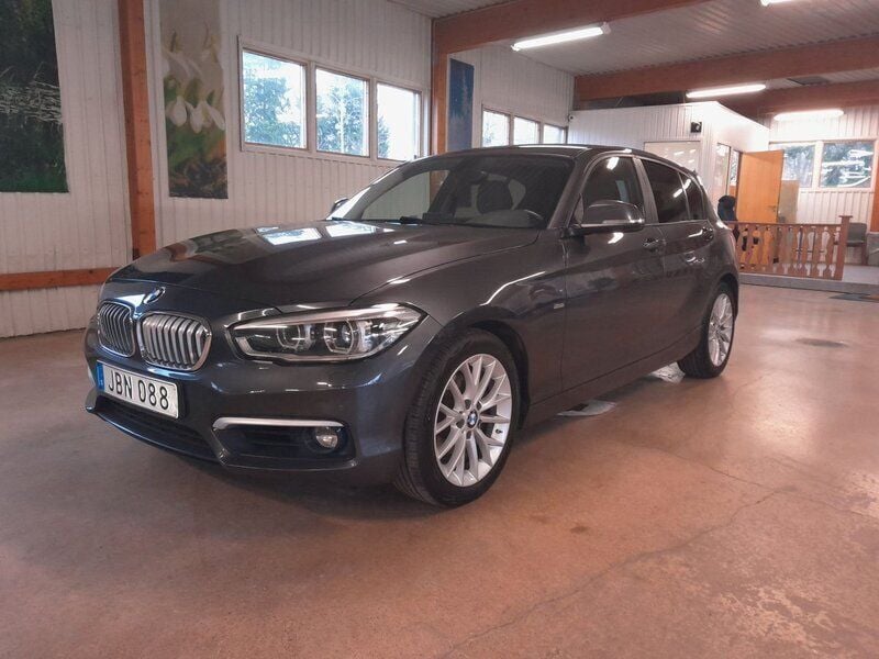 Grå Begagnad 2016 BMW 120 Urban Line Halvkombi | 220 000 kr - Bild 1/4