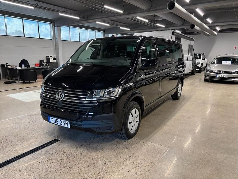 Svart Begagnad 2020 VW Caravelle Comfortline Minibuss | 369 900 kr (Marknadspris) - Bild 1/4