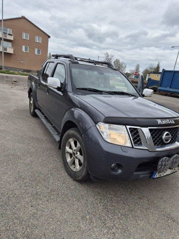 Grå Begagnad 2012 Nissan Navara Pickup | 85 000 kr (Marknadspris) - Bild 1/3