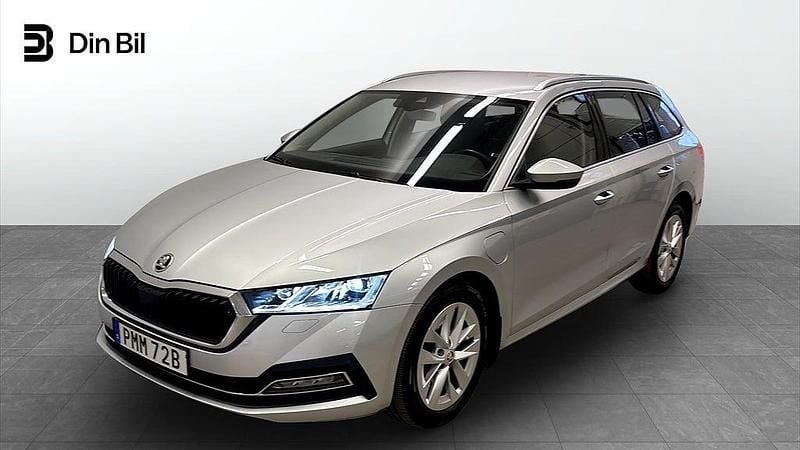Silver Begagnad 2024 Skoda Octavia Style Kombi | 319 900 kr (Marknadspris) - Bild 1/4