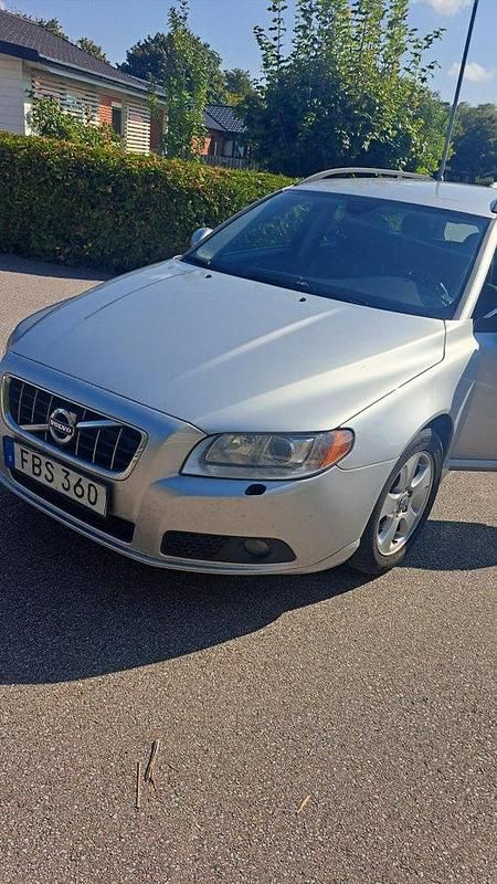 Grå Begagnad 2010 Volvo V70 Momentum Kombi | 54 900 kr (Marknadspris) - Bild 1/4