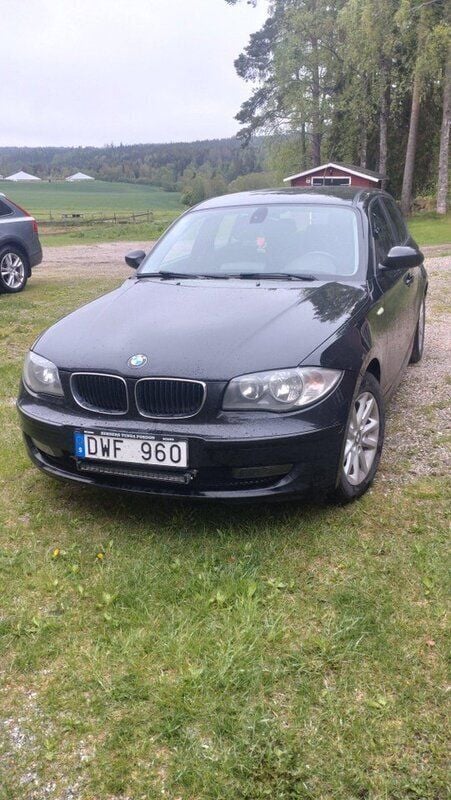 Svart Begagnad 2009 BMW 118 Halvkombi | 36 000 kr (Marknadspris) - Bild 1/4