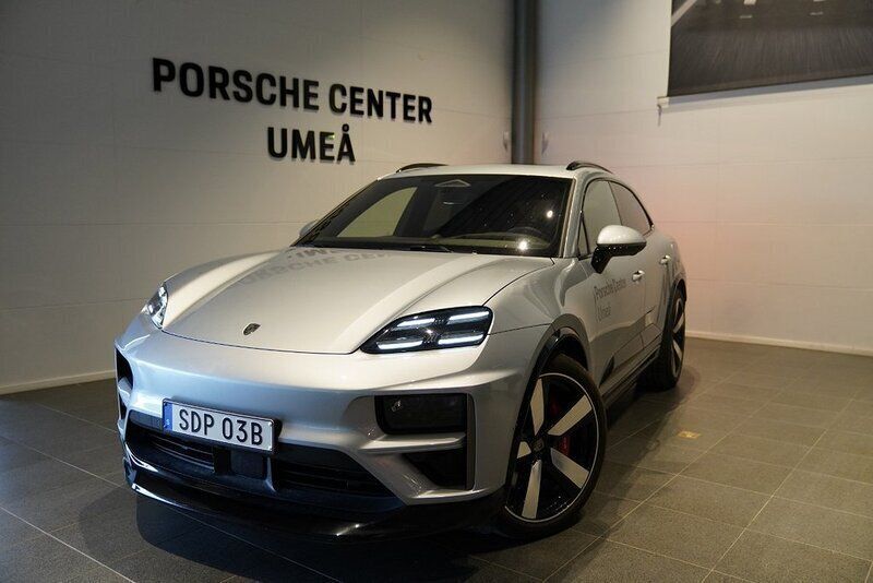 Silver Begagnad 2024 Porsche Macan Turbo SUV | 1 349 000 kr - Bild 1/4