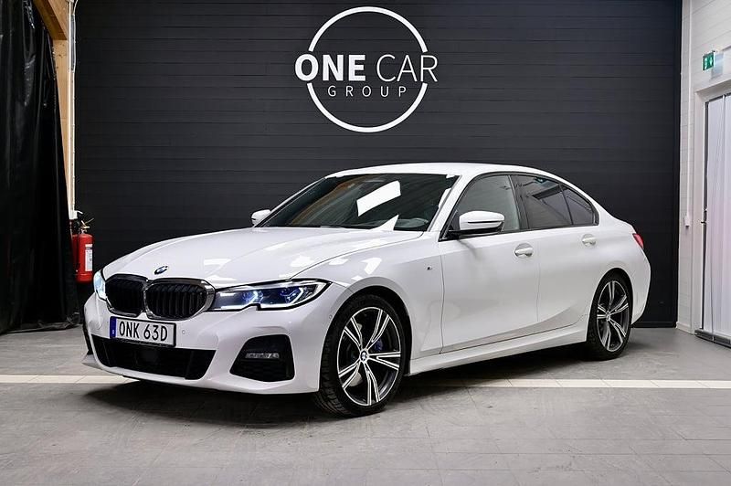 Vit Begagnad 2019 BMW 330 M Sport Sedan | 359 800 kr (Dyr) - Bild 1/4