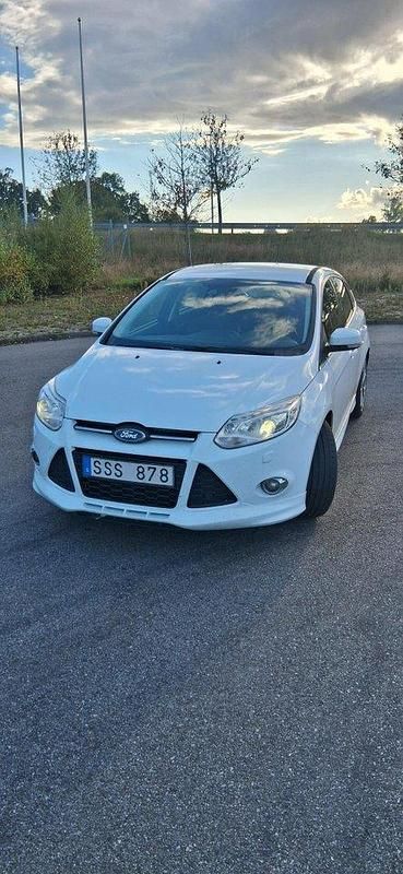 Vit Begagnad 2013 Ford Focus Titanium Halvkombi | 45 000 kr (Marknadspris) - Bild 1/4