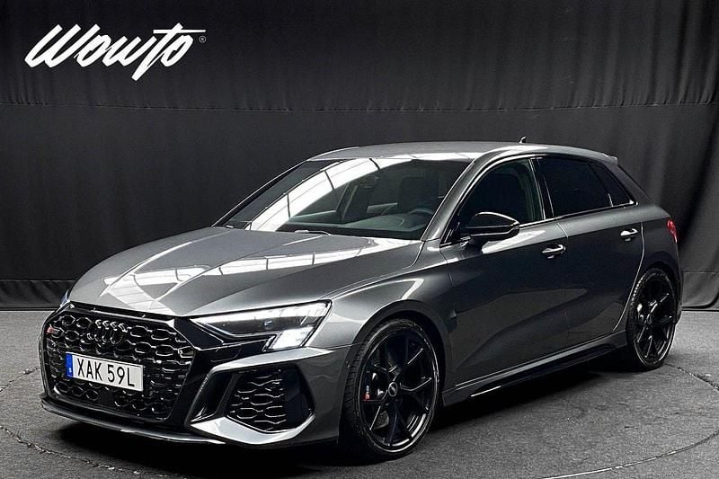 Grå Begagnad 2024 Audi RS3 Sportback Comfort Halvkombi | 619 800 kr (Marknadspris) - Bild 1/3