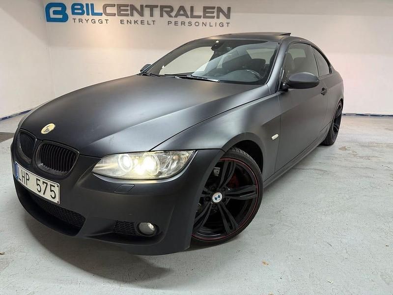 Grå Begagnad 2008 BMW 325 Comfort Edition Sportkupé | 119 900 kr (Lite dyr) - Bild 1/4