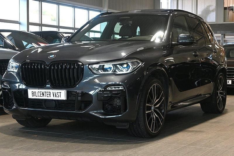 Grå (arktik grå metallic) Begagnad 2019 BMW X5 M Sport SUV | 599 000 kr (Marknadspris) - Bild 1/4