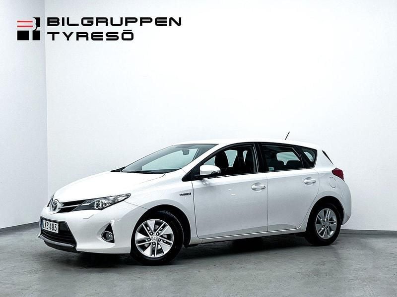 Vit Begagnad 2014 Toyota Auris Halvkombi | 139 900 kr (Marknadspris) - Bild 1/4