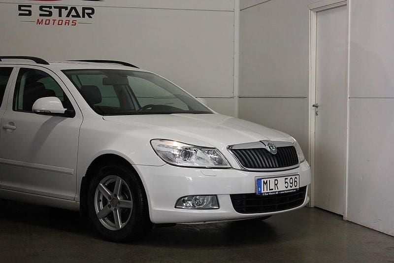 Begagnad Skoda Octavia Elegance 105 HK (77 kW) 2012 Vit Kombi