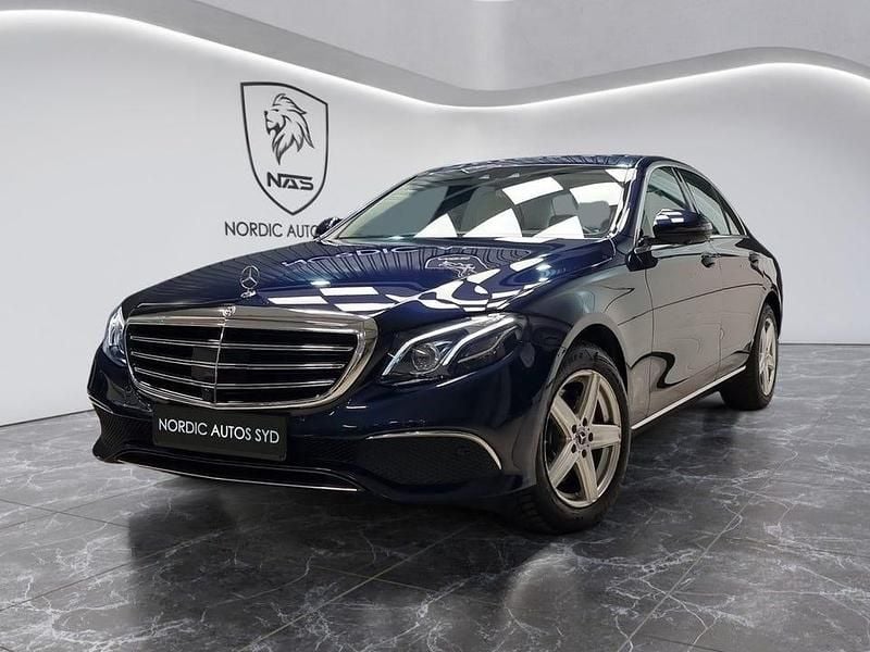 Mörkblå Begagnad 2018 Mercedes E200 Exclusive Sedan | 294 900 kr (Marknadspris) - Bild 1/4