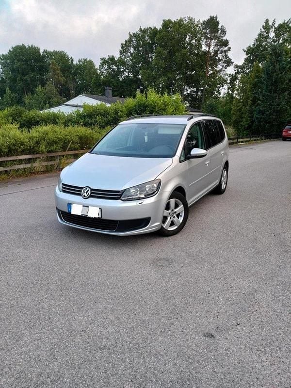 Silver Begagnad 2013 VW Touran Minibuss | 45 000 kr (Marknadspris) - Bild 1/4