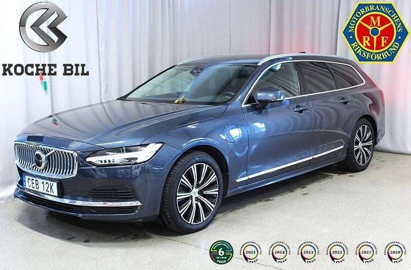 Mörkblå Begagnad 2022 Volvo V90 Kombi | 369 900 kr (Marknadspris) - Bild 1/4