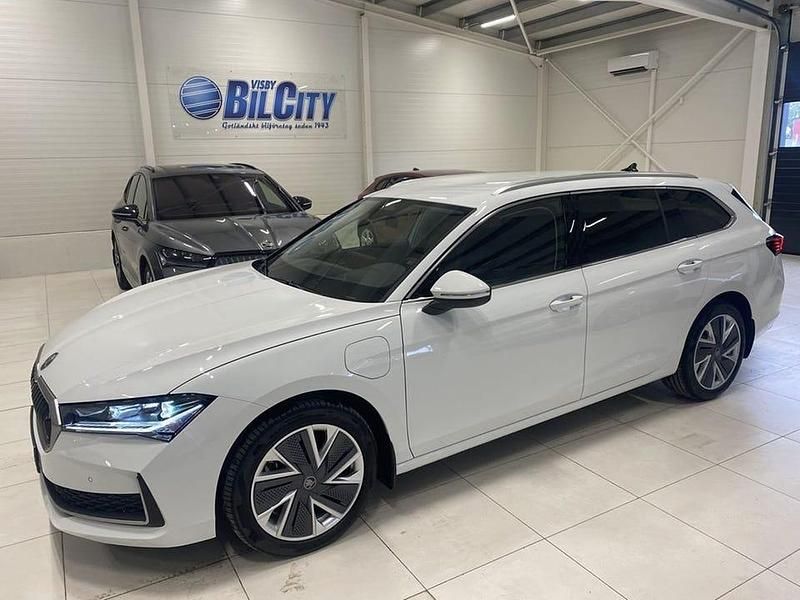 Vit Ny 2025 Skoda Superb Selection Kombi | 420 000 kr (Superpris) - Bild 1/4