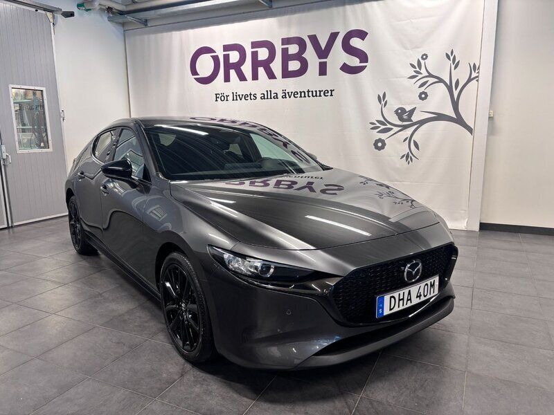 Grå Begagnad 2024 Mazda 3 Homura-Line Halvkombi | 284 900 kr (Marknadspris) - Bild 1/4