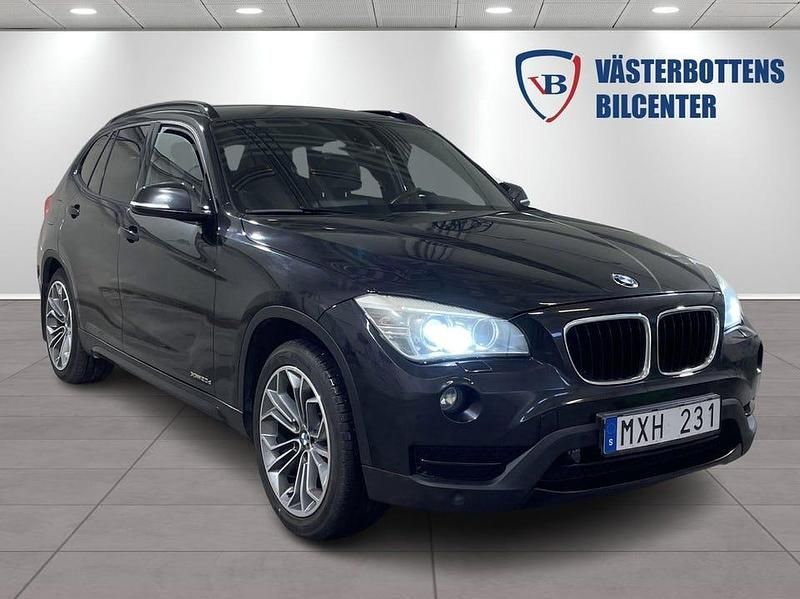 Svart Begagnad 2013 BMW X1 Sport Line SUV | 134 900 kr (Marknadspris) - Bild 1/4