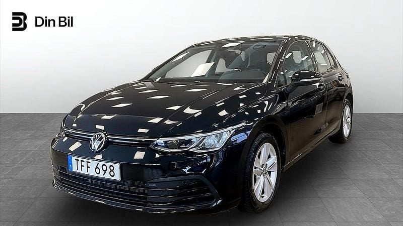 Svart (deep black pearl) Begagnad 2022 VW Golf VIII Life Kombi | 207 800 kr (Marknadspris) - Bild 1/4