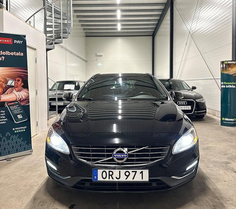 Begagnad Volvo V60 Momentum 181 HK (133 kW) 2014 Svart Kombi