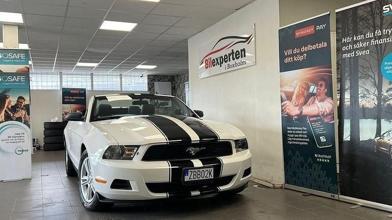 Vit Begagnad 2012 Ford Mustang Convertible Cab | 139 900 kr (Bra pris) - Bild 1/4