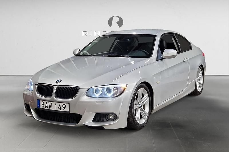 Ljusgrå Begagnad 2012 BMW 320 Comfort Edition Sportkupé | 114 900 kr (Bra pris) - Bild 1/3