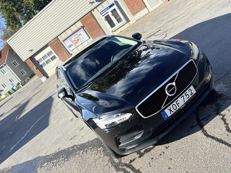 Svart Begagnad 2018 Volvo V90 Momentum Kombi | 139 000 kr (Marknadspris) - Bild 1/4