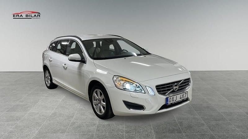 Vit Begagnad 2011 Volvo V60 Momentum Kombi | 129 500 kr (Marknadspris) - Bild 1/4
