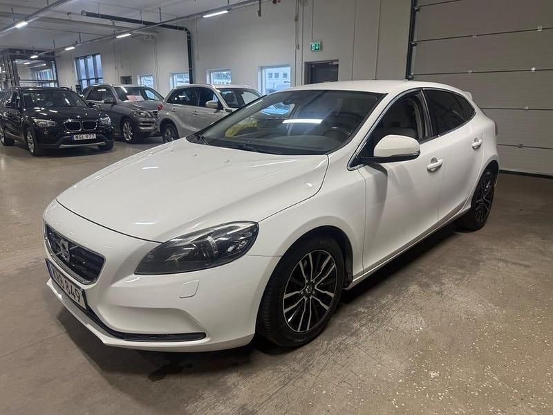 Begagnad Volvo V40 Momentum 190 HK (139 kW) 2014 Vit Halvkombi